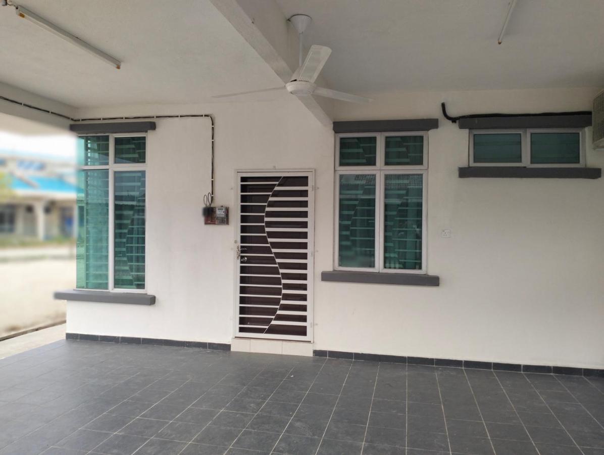 D'Sara Homestay Fully Furnished 3 Bedrooms All Aircond 2 Miles Centre Chukai Exterior photo